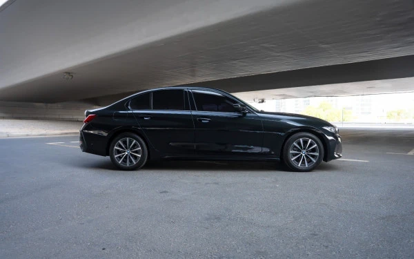 Black BMW 318i, 2025 Photo 4
