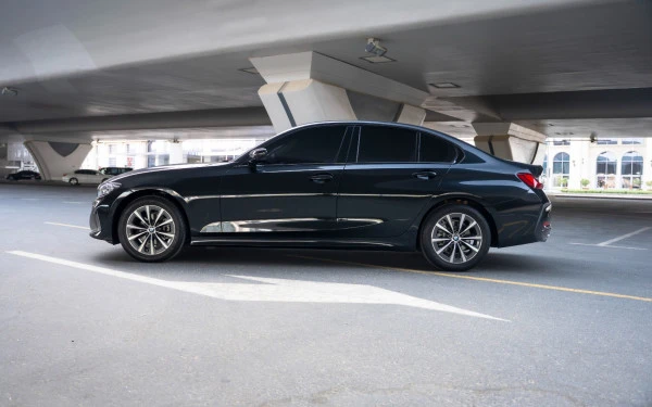 Black BMW 318i, 2025 Photo 7