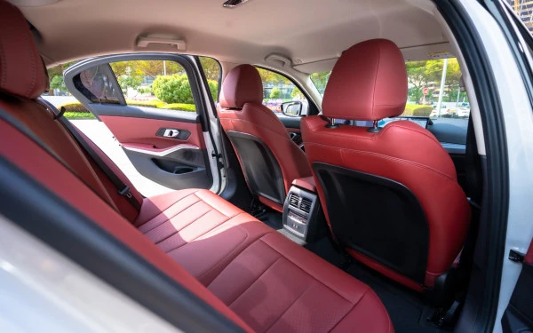Black BMW 318i, 2025 Photo 14