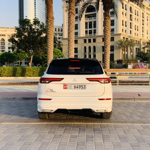 White Mitsubishi Outlander, 2025 Photo 3