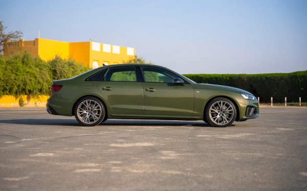 Green Audi A4, 2024 Photo 3