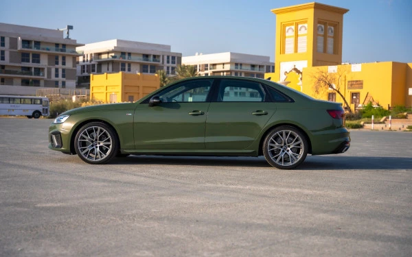 Green Audi A4, 2024 Photo 5