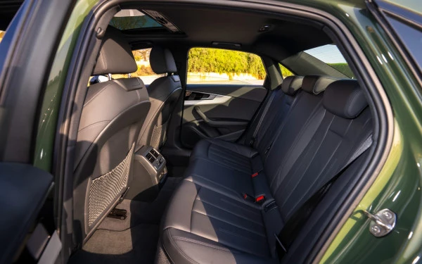 Green Audi A4, 2024 Photo 7