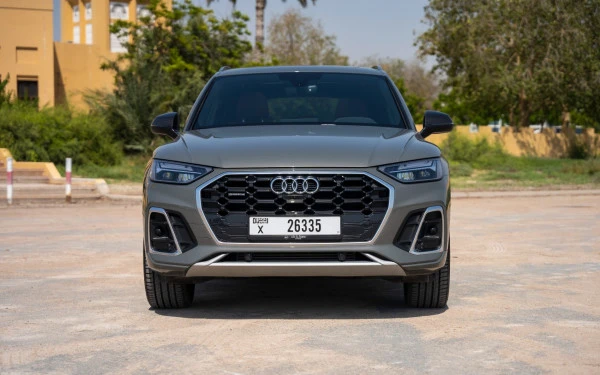 Grey Audi Q5, 2024 Photo 1
