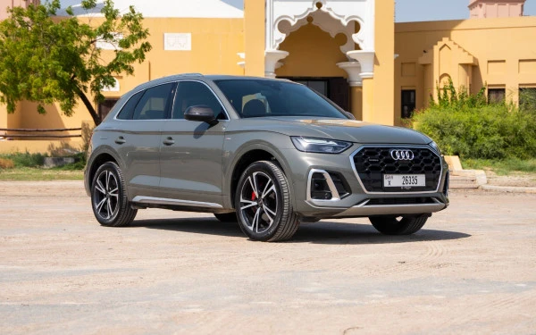 Grey Audi Q5, 2024 Photo 2