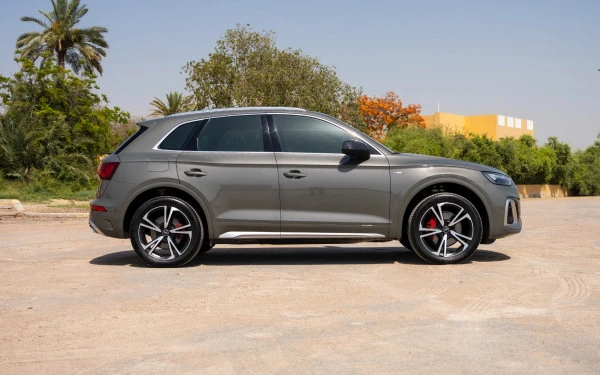 Grey Audi Q5, 2024 Photo 3