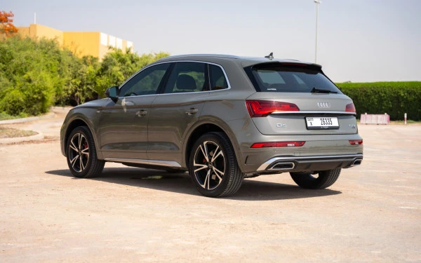 Grey Audi Q5, 2024 Photo 4