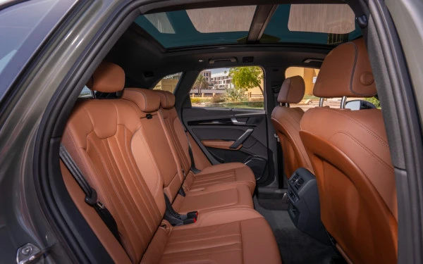 Grey Audi Q5, 2024 Photo 6