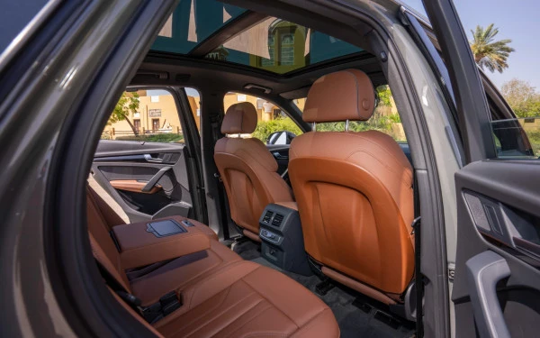 Grey Audi Q5, 2024 Photo 8
