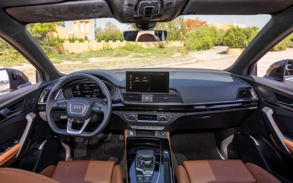 Grey Audi Q5, 2024 Photo 9