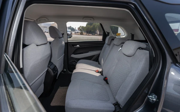 Grey Chevrolet Captiva, 2024 Photo 5
