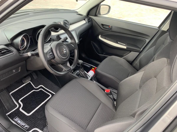 Grey Suzuki Swift, 2022 Photo 1