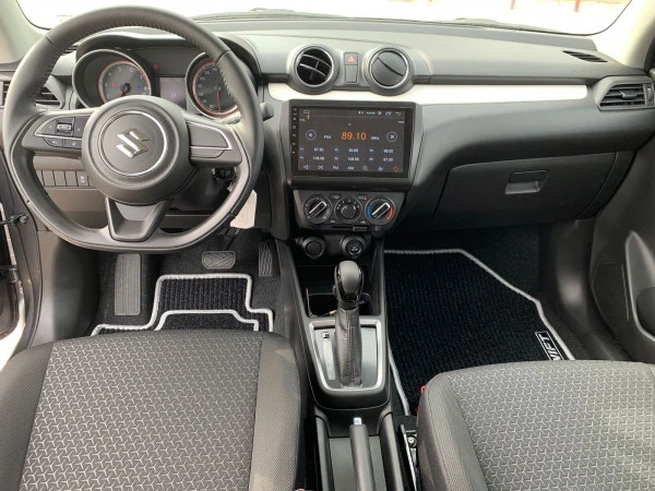 Grey Suzuki Swift, 2022 Photo 3