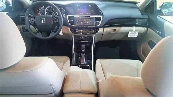 Maroon Honda Accord, 2017 Photo 4