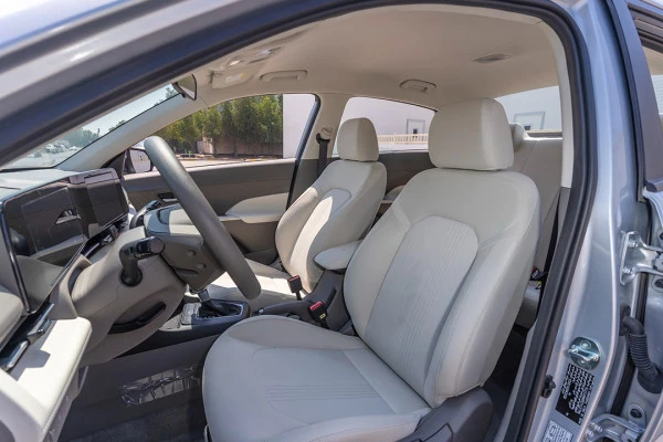 Silver Hyundai Accent, 2024 Photo 7