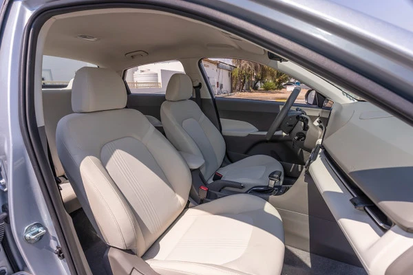 Silver Hyundai Accent, 2024 Photo 12
