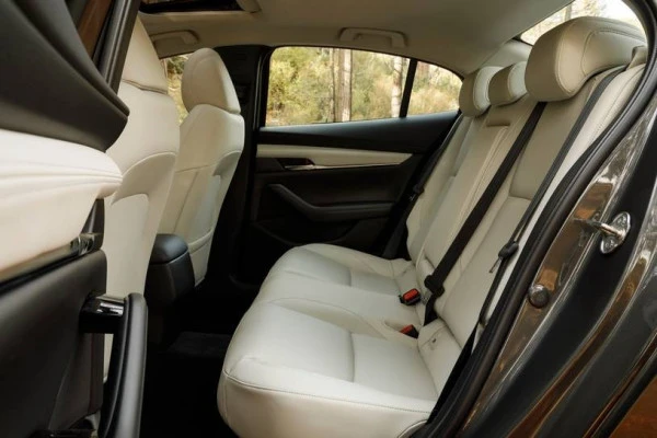 Silver Mazda 3, 2019 Photo 3