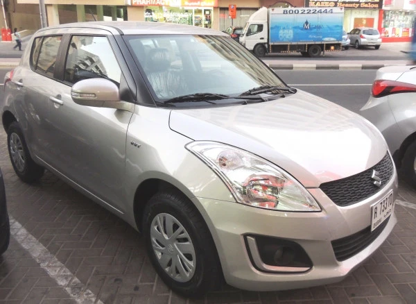 Silver Suzuki Swift, 2016 Photo 1