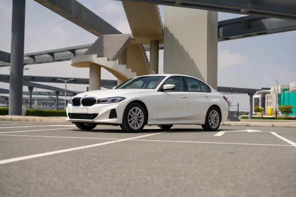 White BMW 320i, 2022 Photo 1