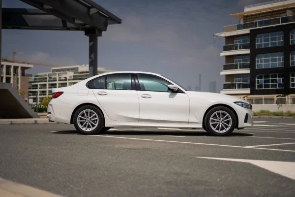 White BMW 320i, 2022 Photo 3