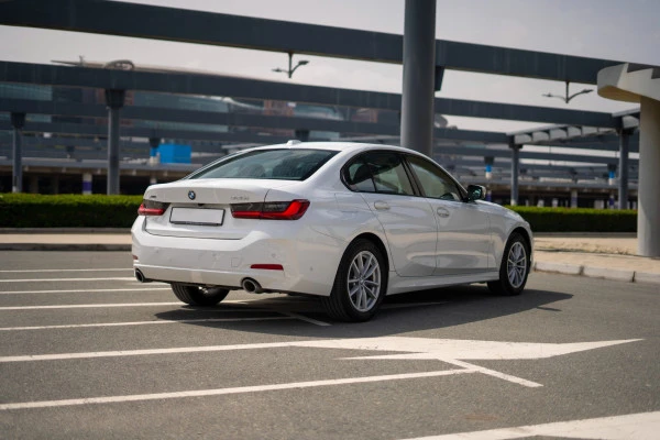 White BMW 320i, 2022 Photo 4