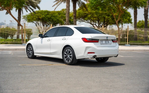 White BMW 318i, 2025 Photo 2
