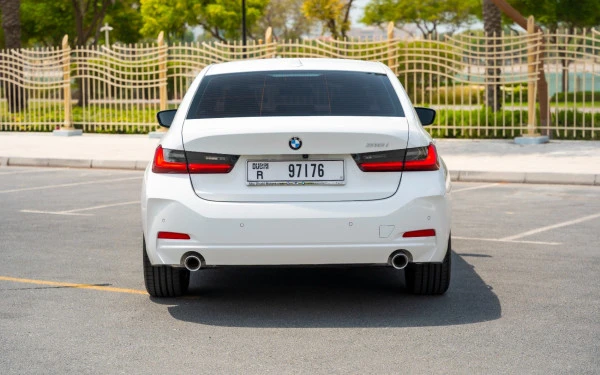 White BMW 318i, 2025 Photo 3