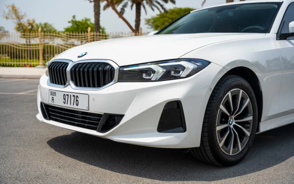 White BMW 318i, 2025 Photo 4