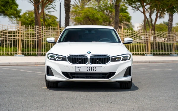 White BMW 318i, 2025 Photo 5