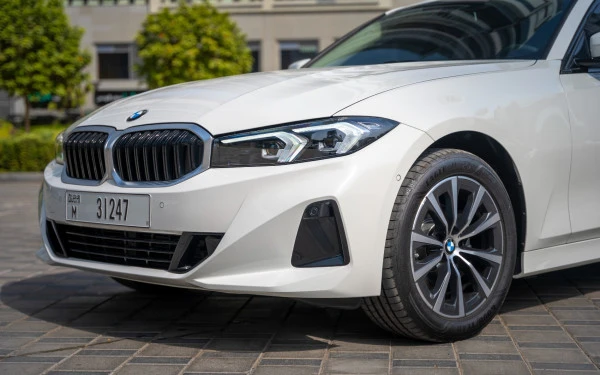 White BMW 318i, 2025 Photo 1