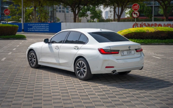 White BMW 318i, 2025 Photo 2