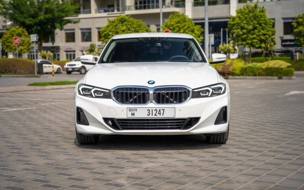White BMW 318i, 2025 Photo 4
