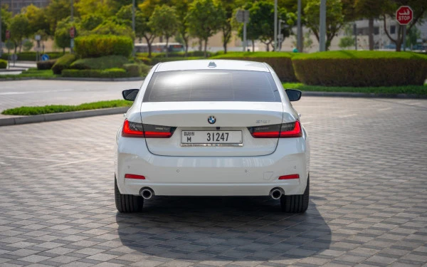 White BMW 318i, 2025 Photo 5