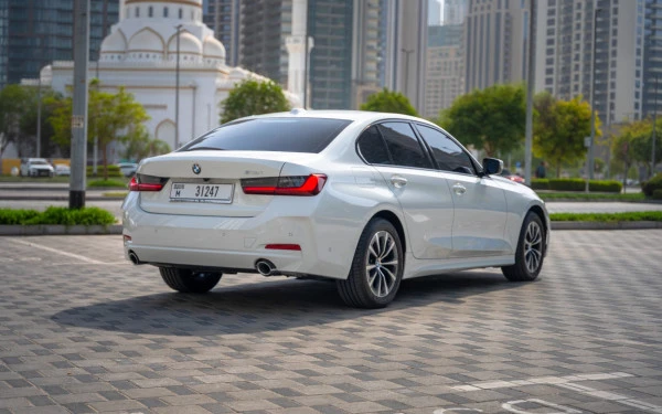 White BMW 318i, 2025 Photo 6