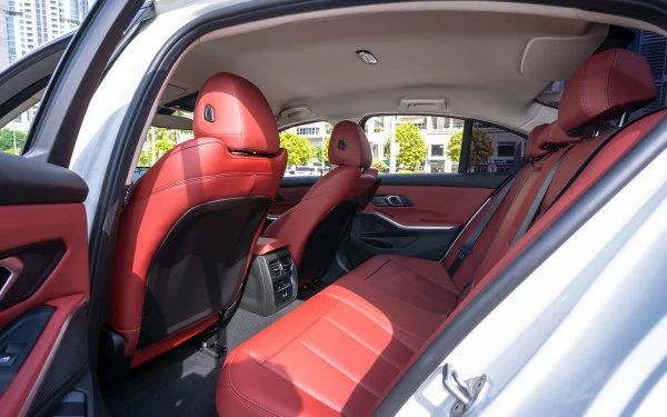 White BMW 318i, 2025 Photo 8