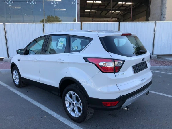 White Ford Escape, 2020 Photo 2