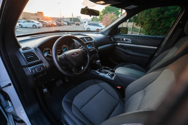 White Ford Explorer, 2019 Photo 1