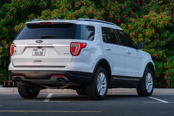 White Ford Explorer, 2019 Photo 2