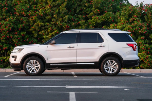 White Ford Explorer, 2019 Photo 3
