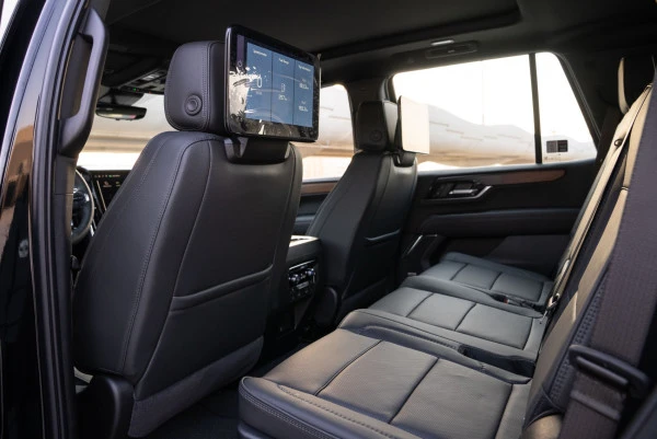 White GMC Yukon Denali, 2025 Photo 4