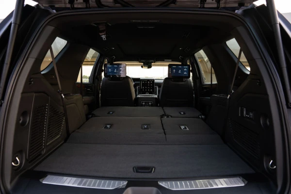 White GMC Yukon Denali, 2025 Photo 6