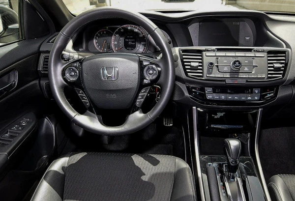 White Honda Accord Sport, 2017 Photo 3