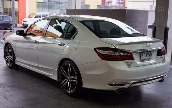 White Honda Accord Sport, 2017 Photo 6