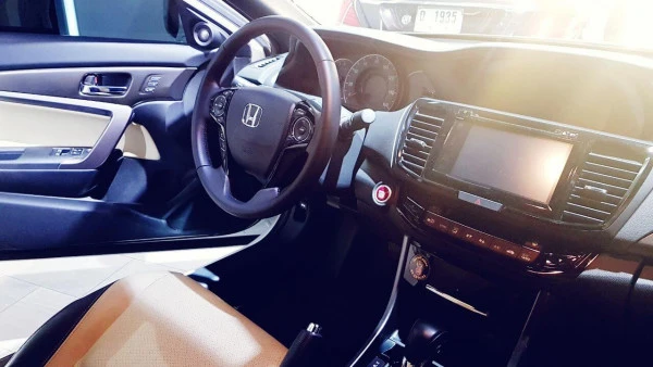 White Honda Accord, 2017 Photo 1