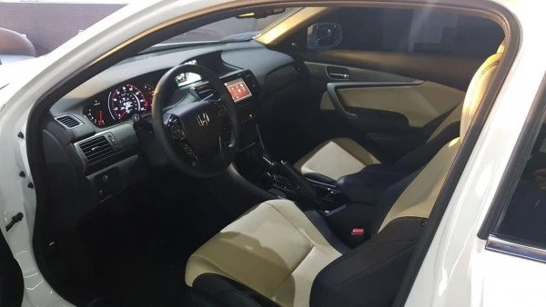 White Honda Accord, 2017 Photo 2