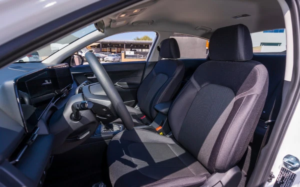White Hyundai Accent, 2024 Photo 9