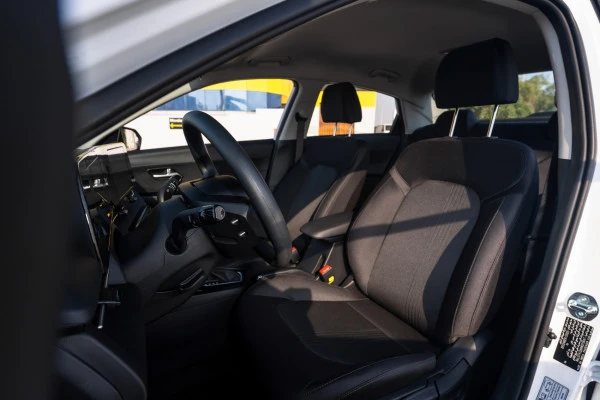 White Hyundai Accent, 2024 Photo 9