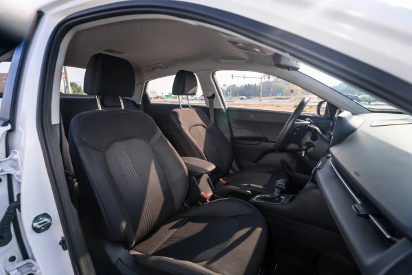 White Hyundai Accent, 2024 Photo 11