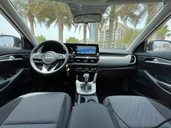 White KIA Seltos, 2024 Photo 1