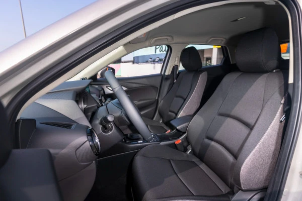 White Mazda CX3, 2024 Photo 7